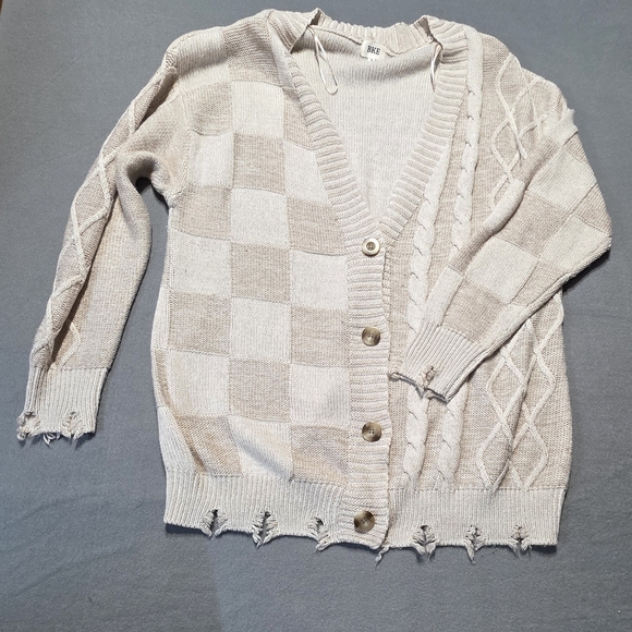 BKE EUC Cozy Beige Checkered Women's Cardigan Size Medium Oversized PTP 24 - Picture 2 of 4